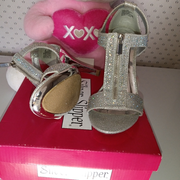 Silver Heels - Picture 3 of 7